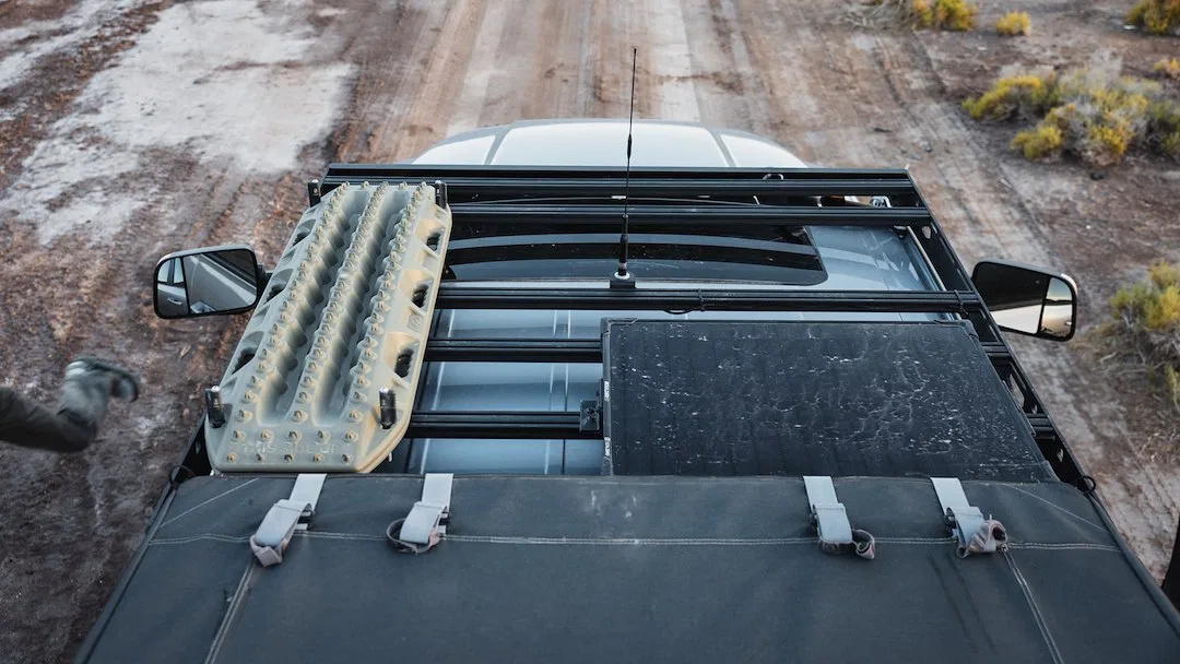 141733 – SHERPA EQUIP Roof Rack, Direct Fit Bare Processed Aluminum With 2 Side Plates/ (7) Silver Crossbars/ Mountin...